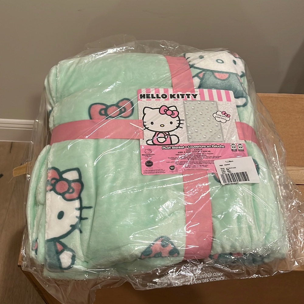 Hello kitty sage blanket